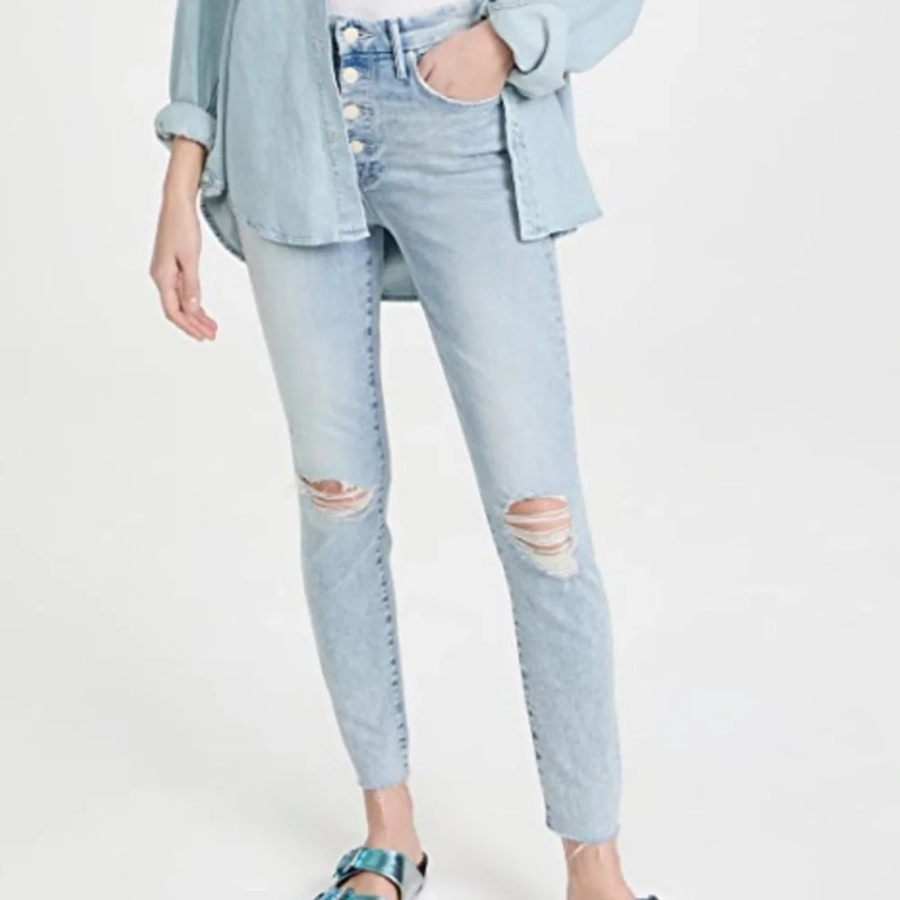 MOTHER WOMEN'S THE PIXIE ANKLE FRAY JEAN in Action Shot Size 28